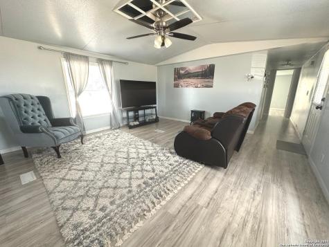 240 Lakeview Pleasanton TX 78064
