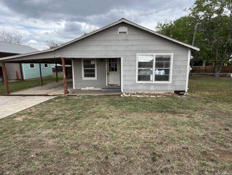 602 S 6th Street Stockdale TX 78160
