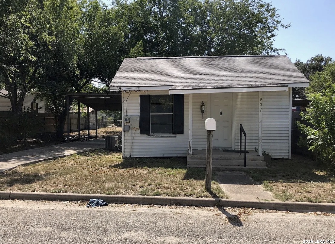 907 Martin Pleasanton TX 78064