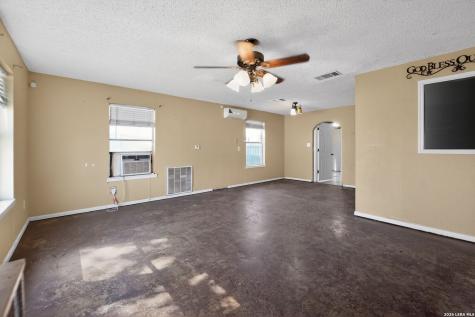 1120 Fort Clark Uvalde TX 78801
