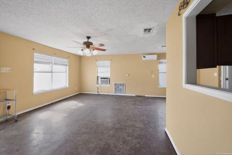 1120 Fort Clark Uvalde TX 78801