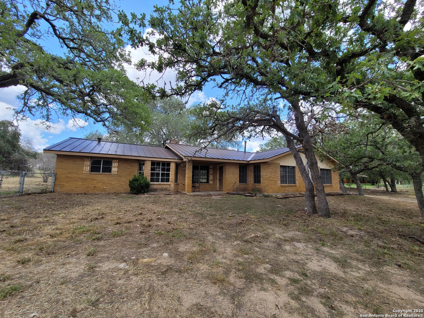 825 County Road 320 Floresville TX 78114