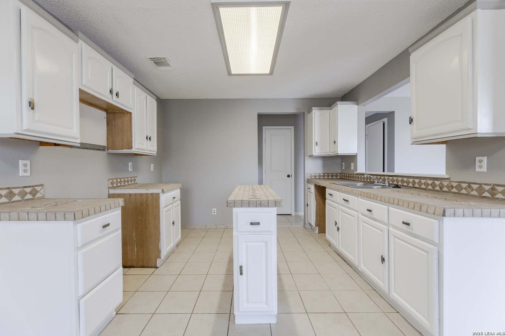 8011 Chestnut Cedar Drive Converse TX 78109