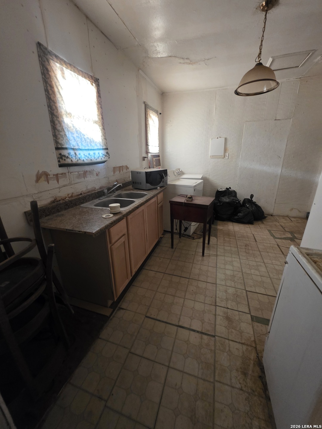 1127 S Jewett San Antonio TX 78237