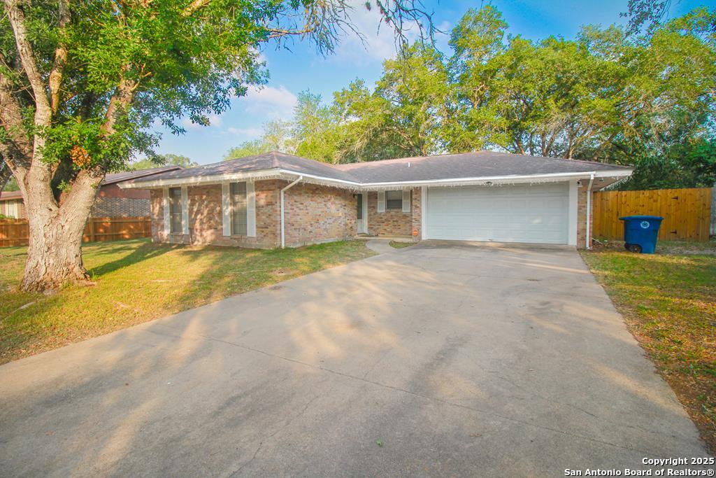 1404 Las Palmas Beeville TX 78102