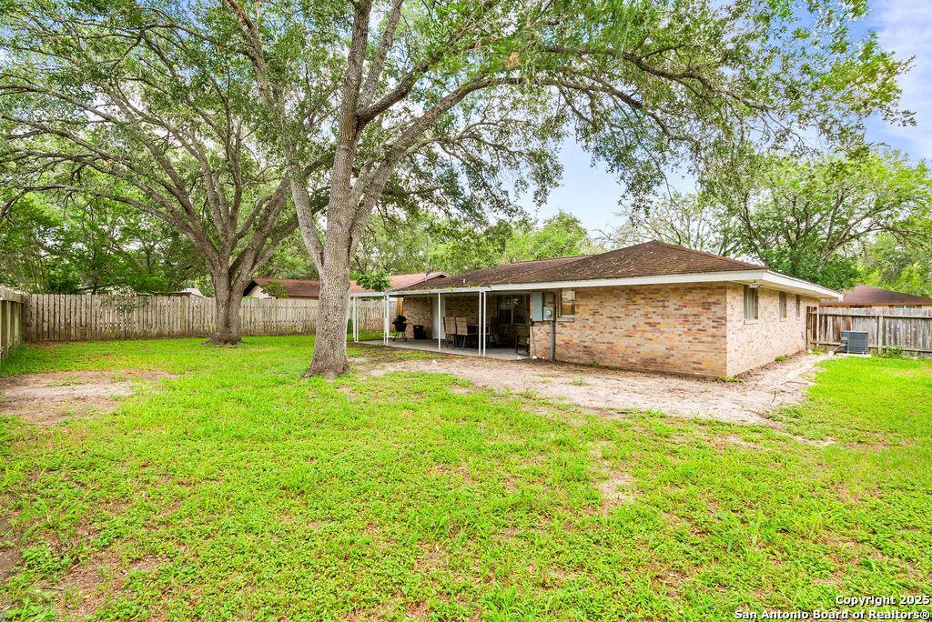 1404 Las Palmas Beeville TX 78102