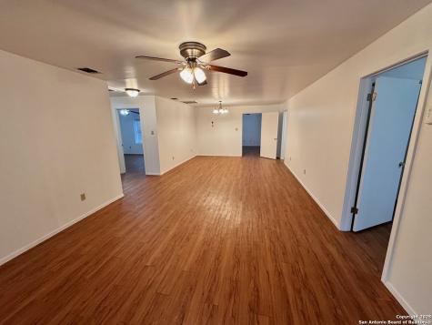 203 Zanderson Jourdanton TX 78026