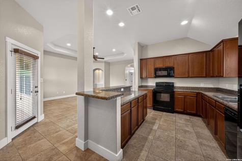 1835 Lost Trail Pleasanton TX 78064