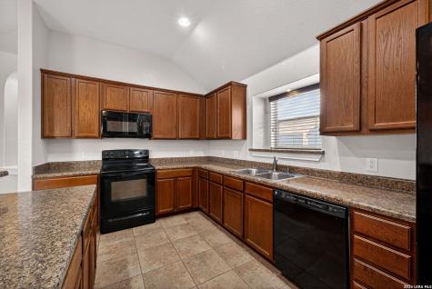 1835 Lost Trail Pleasanton TX 78064