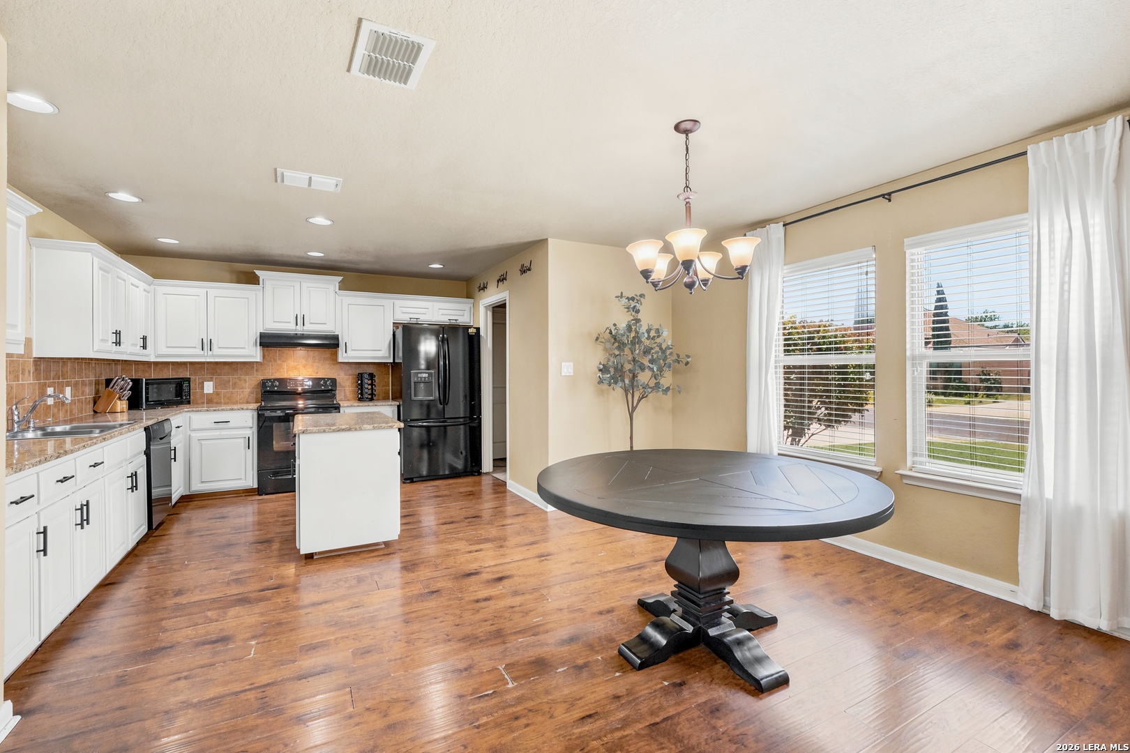 104 E 16th Street Hondo TX 78861