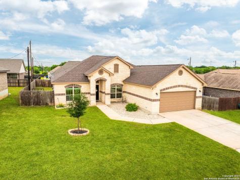 141 N 1st Street Floresville TX 78114