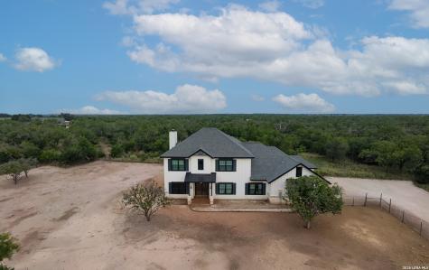 914 County Road 7718 Devine TX 78016