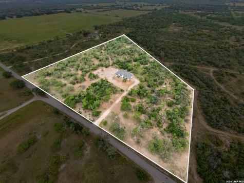914 County Road 7718 Devine TX 78016