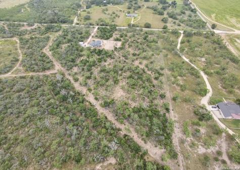 914 County Road 7718 Devine TX 78016