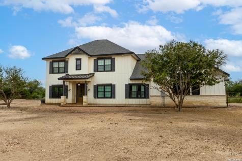 914 County Road 7718 Devine TX 78016