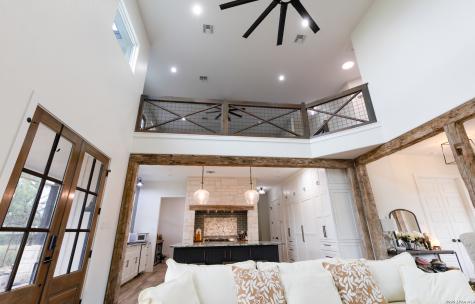 914 County Road 7718 Devine TX 78016