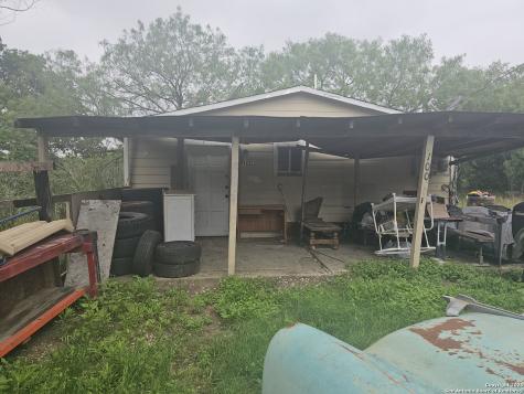 915 Novella Adkins TX 78101