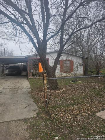915 Novella Adkins TX 78101
