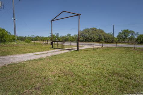 1891 State Highway 97 E Floresville TX 78114