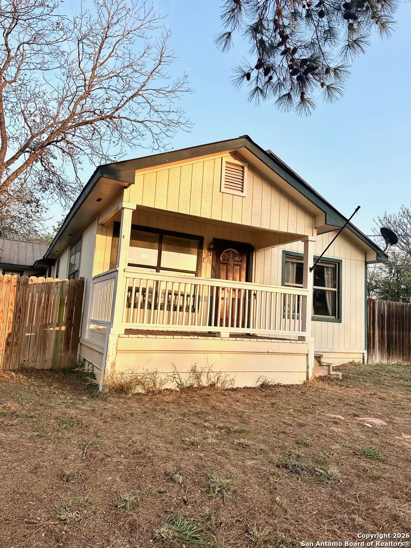 1608 The Lane Pleasanton TX 78064