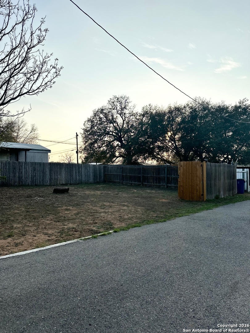 1608 The Lane Pleasanton TX 78064