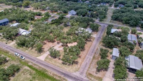 527 N Traylor Rockport TX 78382