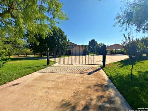 508 Lagunillas Charlotte TX 78011