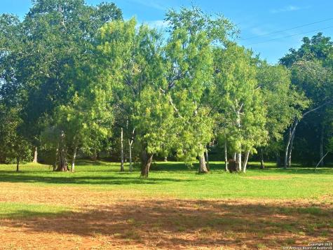 508 Lagunillas Charlotte TX 78011