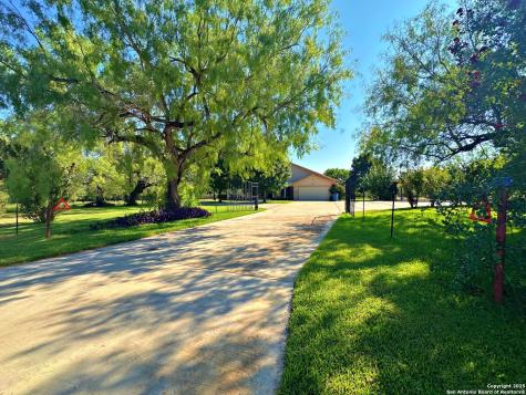 508 Lagunillas Charlotte TX 78011