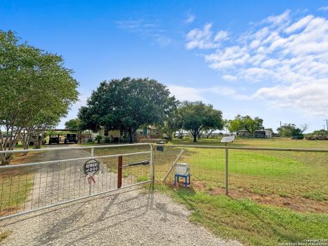 638 Lagunillas Charlotte TX 78011