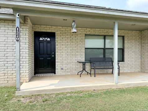 1520 Lakeside Drive Lakehills TX 78063