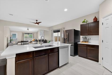 4815 Badland Beacon Converse TX 78109