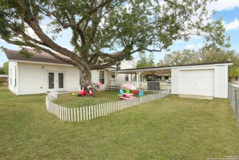 1503 S 2nd Street Floresville TX 78114