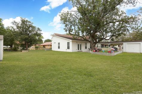 1503 S 2nd Street Floresville TX 78114