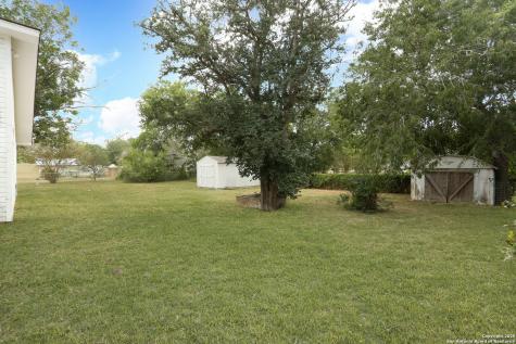 1503 S 2nd Street Floresville TX 78114