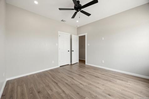 316 Royal Oaks Drive Somerset TX 78069
