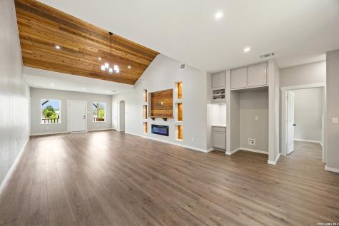 316 Royal Oaks Drive Somerset TX 78069