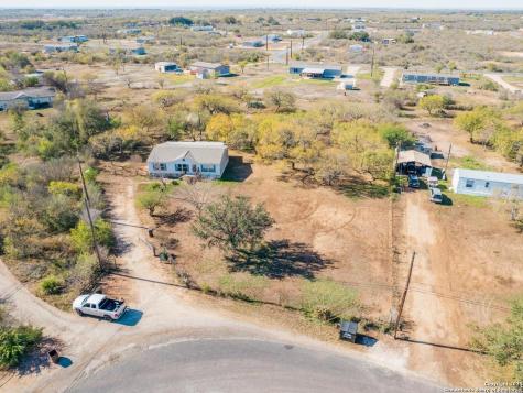 284 County Road 4637 Hondo TX 78861