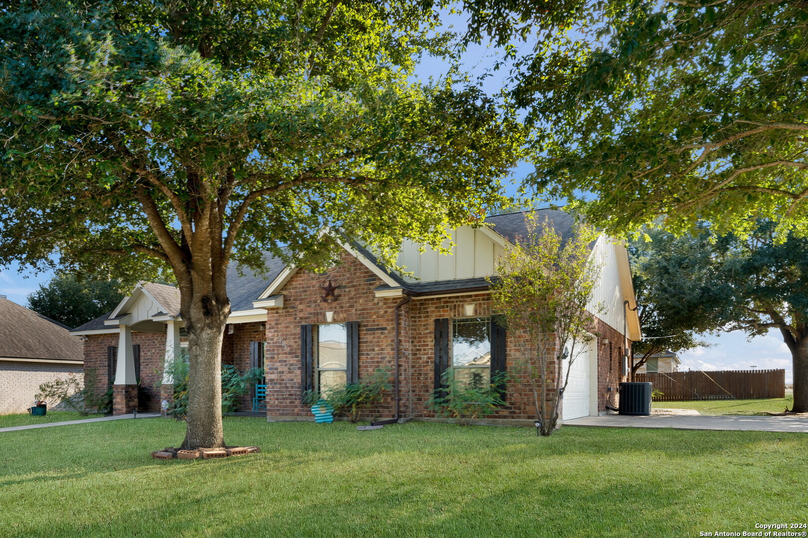 100 Parkcrest Floresville TX 78114