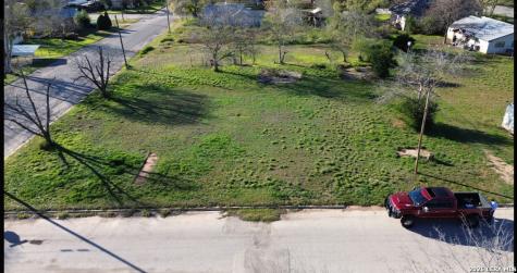 307 N Pecan Pearsall TX 78061