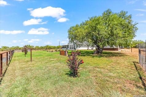 977 Private Road 1688 Moore TX 78057