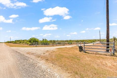 977 Private Road 1688 Moore TX 78057