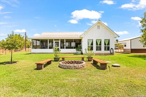 977 Private Road 1688 Moore TX 78057