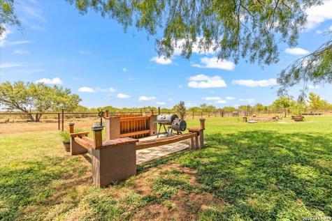 977 Private Road 1688 Moore TX 78057