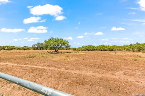 977 Private Road 1688 Moore TX 78057