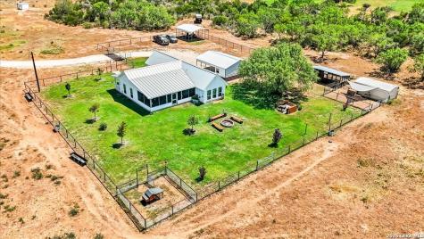 977 Private Road 1688 Moore TX 78057