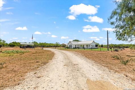 977 Private Road 1688 Moore TX 78057