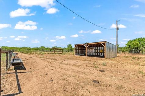 977 Private Road 1688 Moore TX 78057