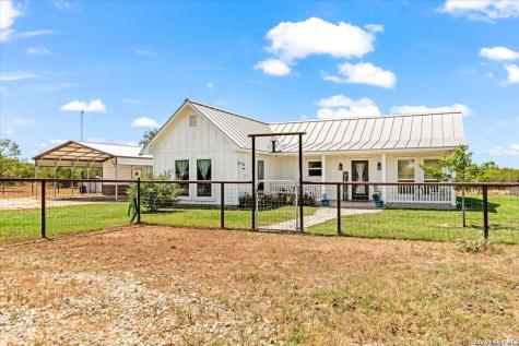 977 Private Road 1688 Moore TX 78057