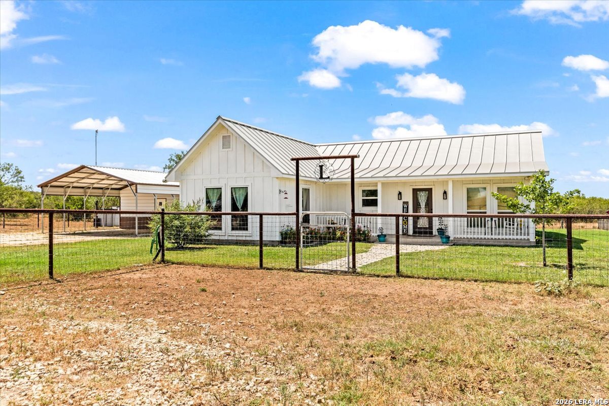 977 Private Road 1688 Moore TX 78057
